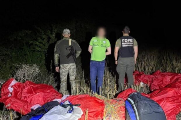 ”На крилах мрії”: хмельничанин хотів долетіти до Молдови на параплані, але ”приземлився” у прикордонників