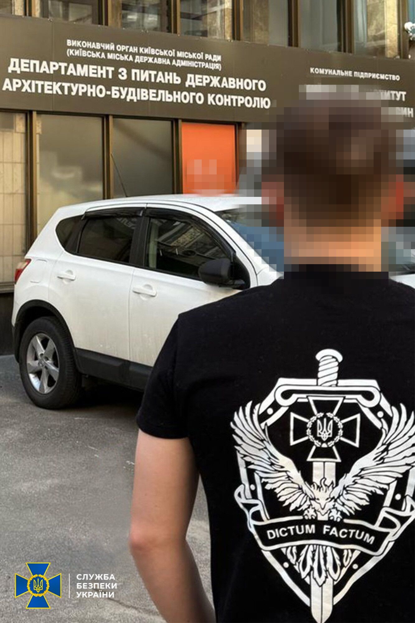 Требовала 15 тысяч за детскую спортплощадку