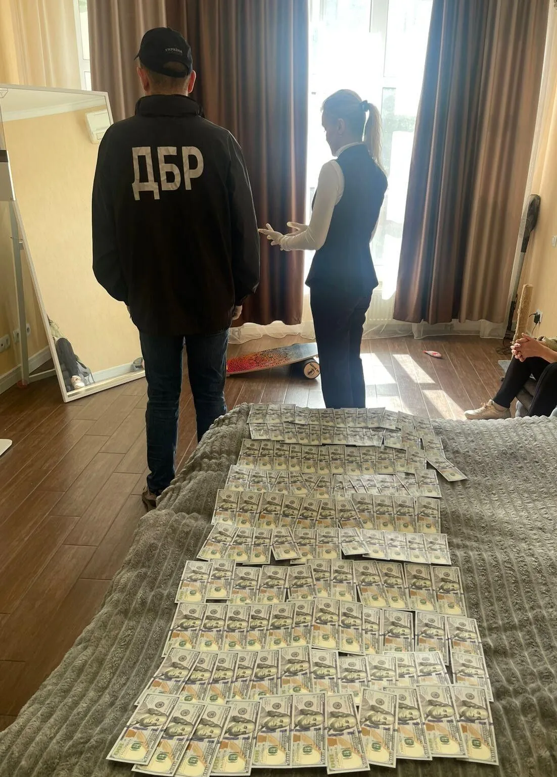 Працівників БЕБ спіймали на хабарях: один вимагав $15 тисяч, інший – ''винагороду'' за ліцензію