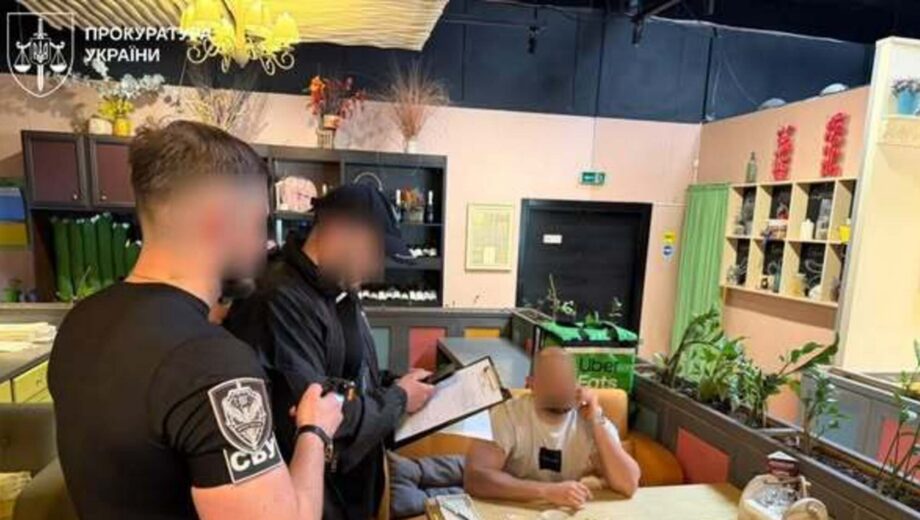 Працівників БЕБ спіймали на хабарях: один вимагав $15 тисяч, інший – ”винагороду” за ліцензію