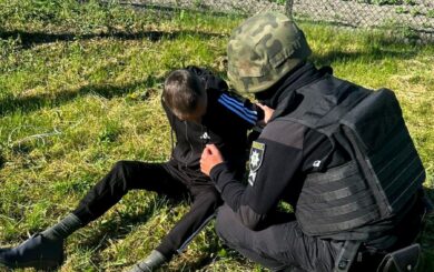 В Ровенской области мужчину задержали с боевыми гранатами возле магазина