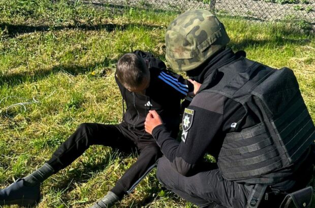На Рівненщині чоловіка затримали з бойовими гранатами біля магазину