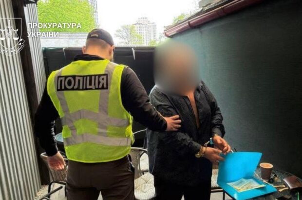 В Киеве разоблачили схему выезда за границу для военнообязанного: за »услугу» просили 17 тысяч долларов