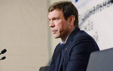 Мама зрадника на службі в окупантів: Царьов прилаштував матір прати форму для кадетів рф