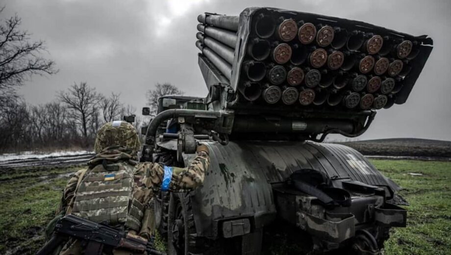 Россияне дважды атаковали Златополь: 10 пострадавших, повреждено админздание