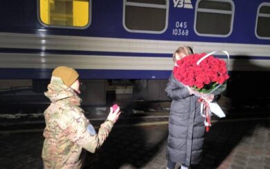Укрзалізниця обʼєднує серця: прикордонник освідчився коханій на пероні вокзалу