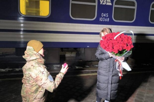 Укрзалізниця обʼєднує серця: прикордонник освідчився коханій на пероні вокзалу
