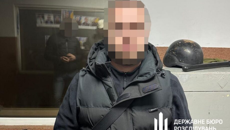 В Киеве разоблачили полицейского, который за $10 000 переправлял призывников через границу