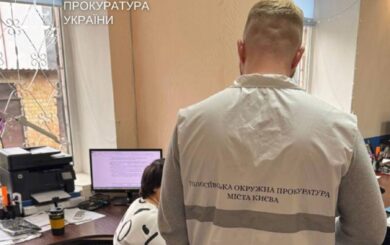 Посадовицю Голосіївської РДА підозрюють у розтраті 600 тисяч гривень на закупівлі для шкіл