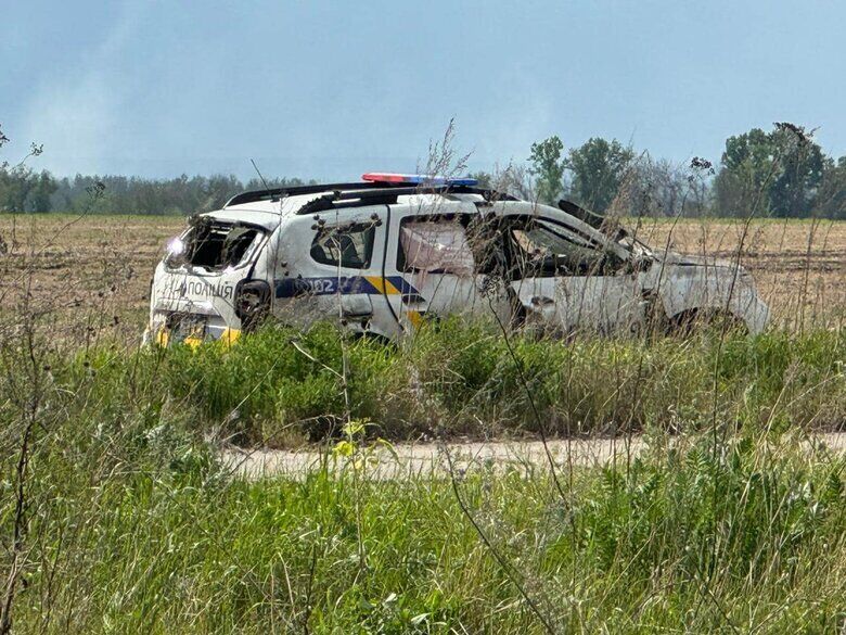 Вражеский FPV-дрон атаковал полицейский автомобиль во время эвакуации людей из Волчанска (фото)