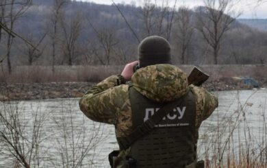 13 мужчин из девяти областей Украины пытались бежать в Венгрию в грузовике с песком