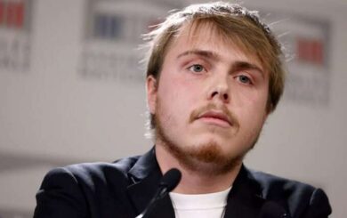 Французький депутат Луї Боярд зняв годинник перед ефіром про податки — відео спричинило скандал