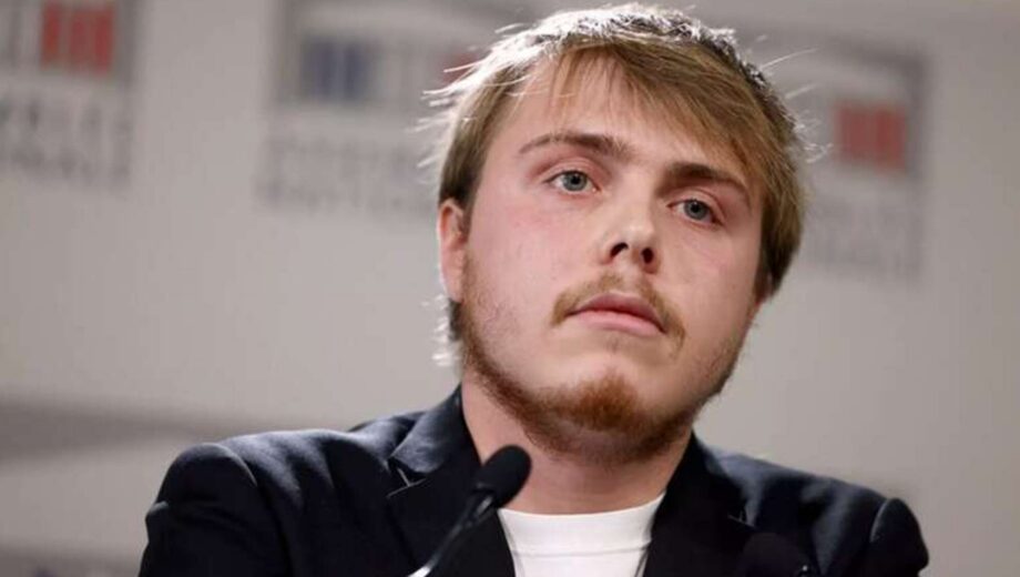 Французький депутат Луї Боярд зняв годинник перед ефіром про податки — відео спричинило скандал