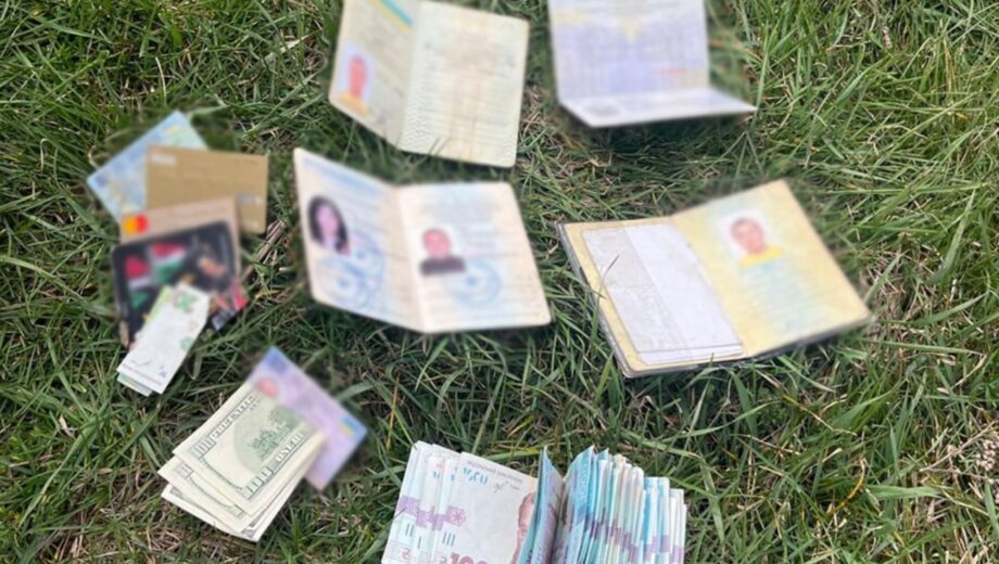 Схемы в сервисных центрах МВД: права за деньги, перерегистрация без очереди — СБУ разоблачила троих подозреваемых