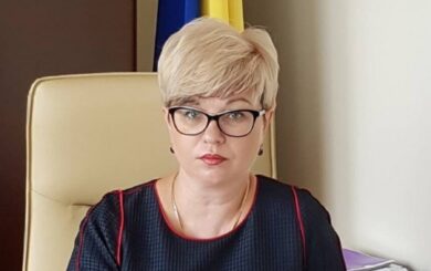 Бывшая чиновница ДПС оставила службу с долларами и квартирой мужчины в Киеве