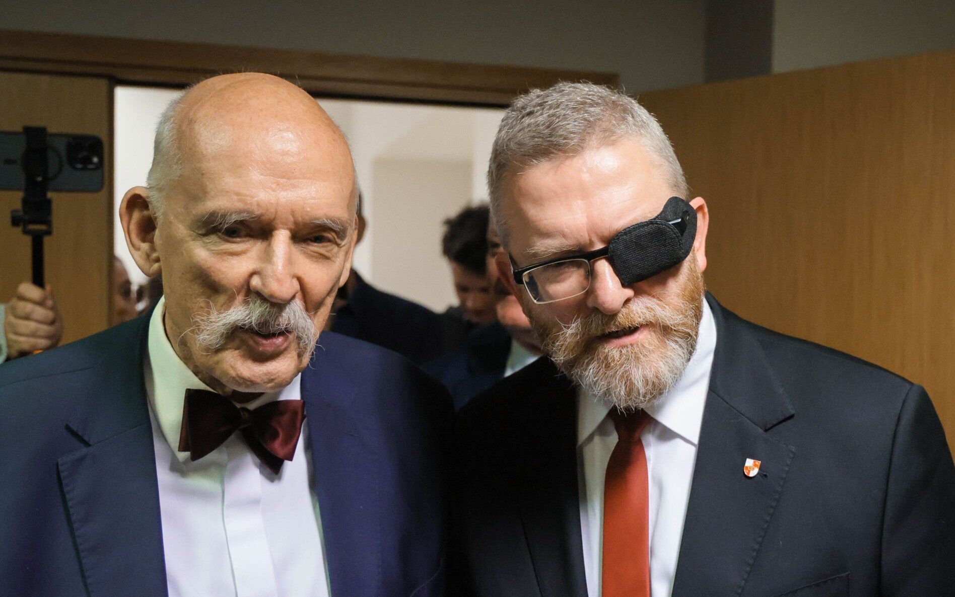 Януш Корвін-Мікке був одним із учасників панелі KINGS. На фото він зображений разом із Гжегожем Брауном.