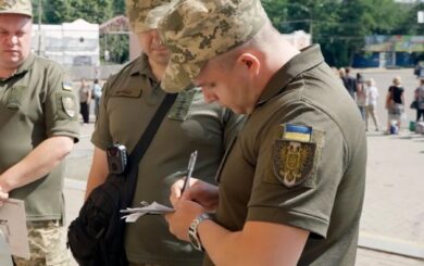 Мужчина отказался показать военные документы и травмировал двух военных