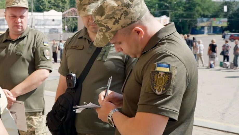 Мужчина отказался показать военные документы и травмировал двух военных