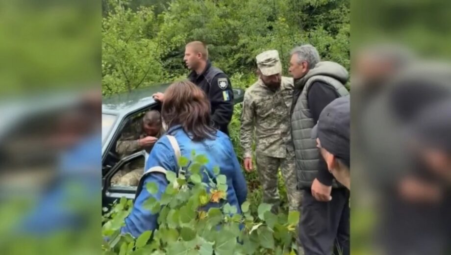 На Прикарпатті мешканці села Ворохта перекрили дорогу та заблокували роботу ТЦК