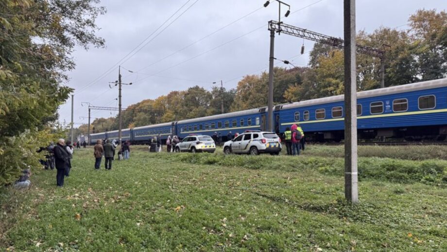 Перевірка серед лісу: на Житомирщині зупинили потяг ”Будапешт – Київ” через повідомлення про мінування