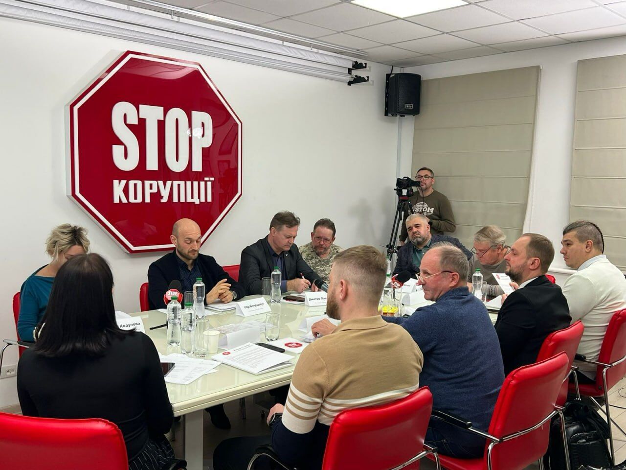 В мероприятии приняли участие журналисты, эксперты, юристы, общественные деятели