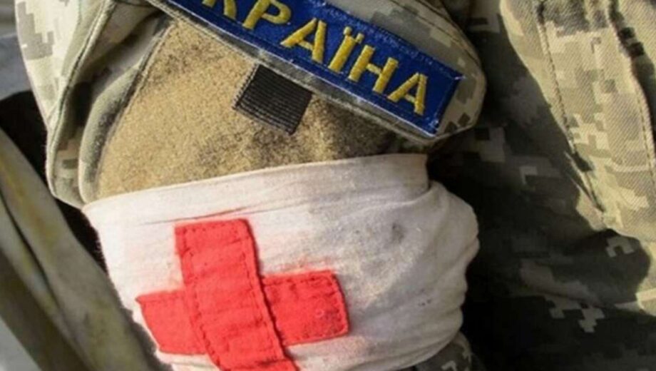 Зеленський заборонив примусово переводити медиків на бойові посади