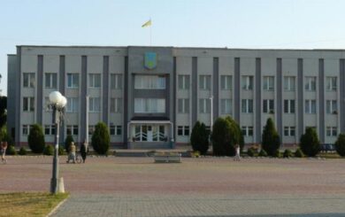 В Славуте депутата Петра Скибу вывели с сессии после попыток продвинуть решение о военной администрации
