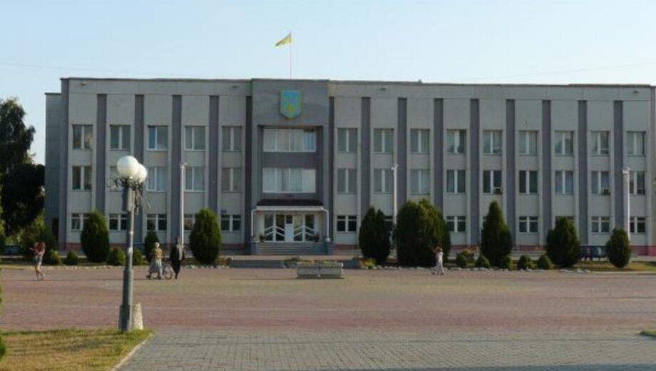 В Славуте депутата Петра Скибу вывели с сессии после попыток продвинуть решение о военной администрации