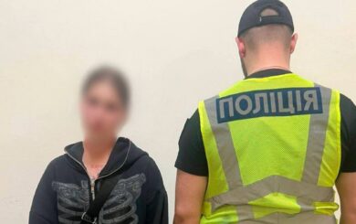 В Киеве девушка ударила военного бутылкой после замечания в троллейбусе