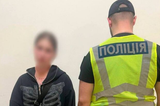 В Киеве девушка ударила военного бутылкой после замечания в троллейбусе