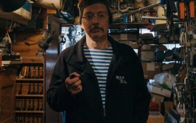 В результате обстрела погиб бутафор Вадим Тупчий — автор образов из »Шоу Долгоносиков»