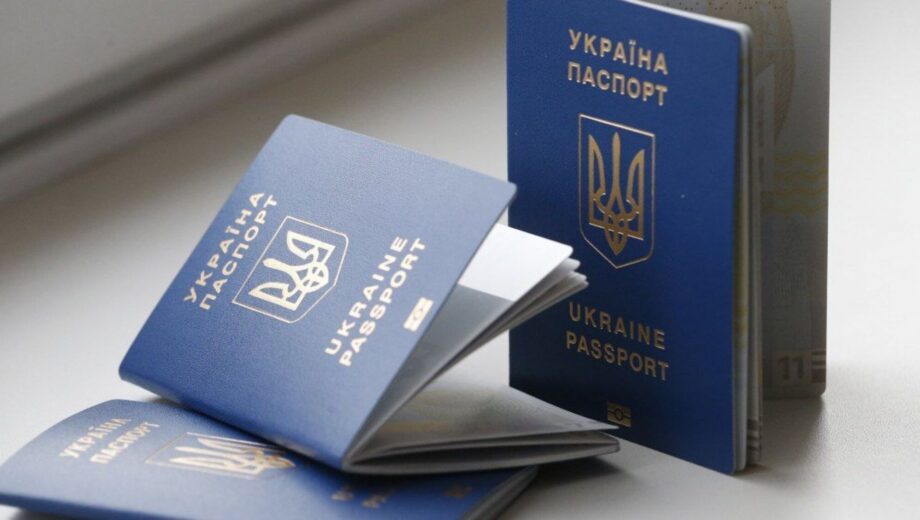 Загранпаспорт может не принять на границе: кого это касается