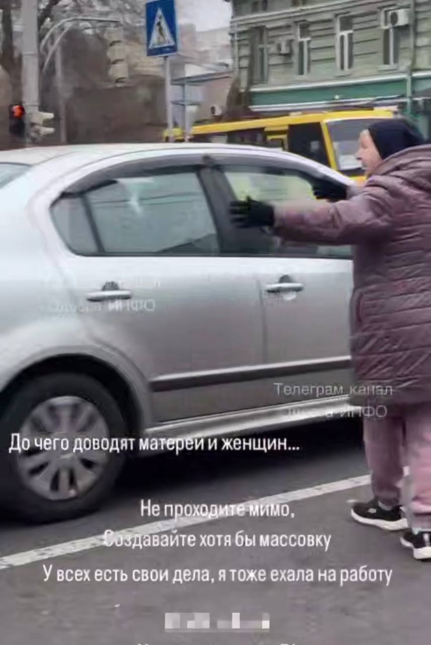 В Одессе женщина заблокировала дорогу из-за действий ТЦК в отношении ее сына