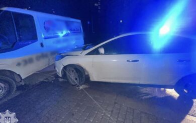 В Ивано-Франковске пьяный водитель убегал от патрульных и врезался в другое авто