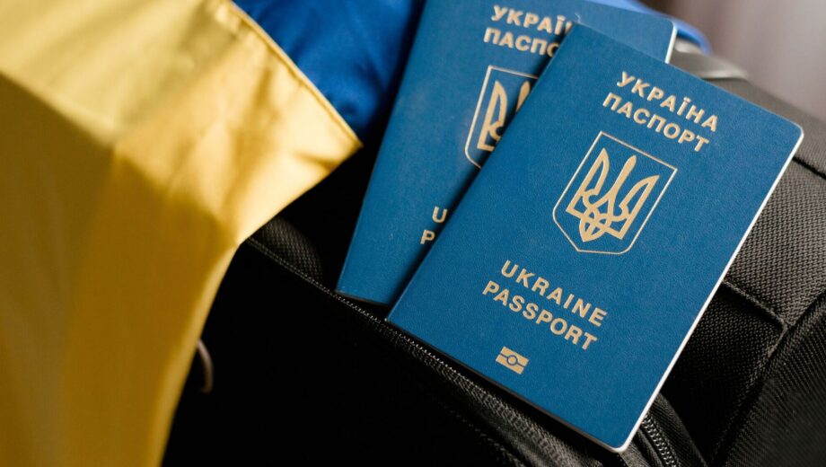 Мережею шириться новий ”вкид” про закордонні паспорти: журналіст Роман Бочкала спростував фейк