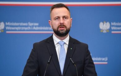 Министр обороны Польши обвинил украинцев в роскоши и напомнил о помощи