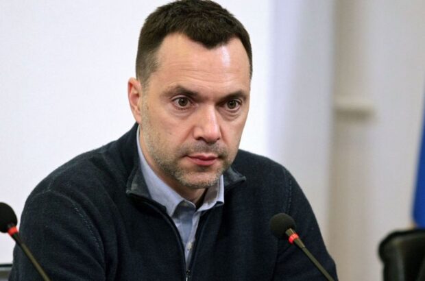 ”Спалах і удар були поряд з місцем, де я сидів”: Арестовича ледь не загинув під час авіаперельоту