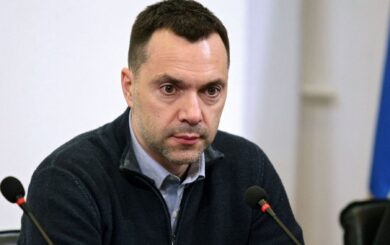 »Вспышка и удар были рядом с местом, где я сидел»: Арестович чуть не погиб во время авиаперелета