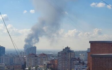 Массированная атака БПЛА: в Ростовской области вспыхнули химические составы