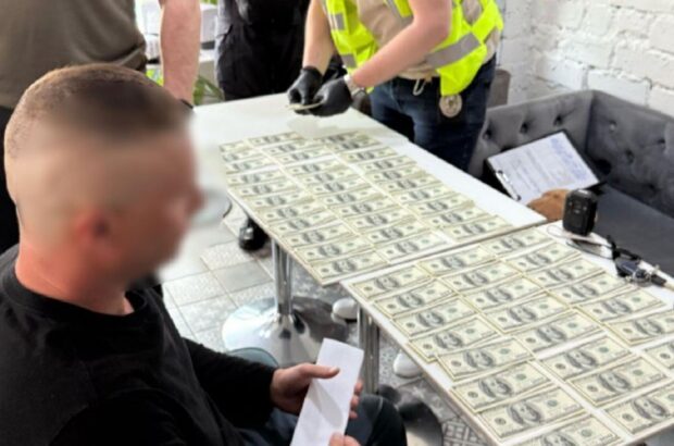12 тисяч доларів за фальшиве батьківство: викрито схему переправлення чоловіків за кордон