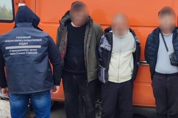 Будматеріали як прикриття: на Житомирщині чоловіків перевозили у багажнику авто