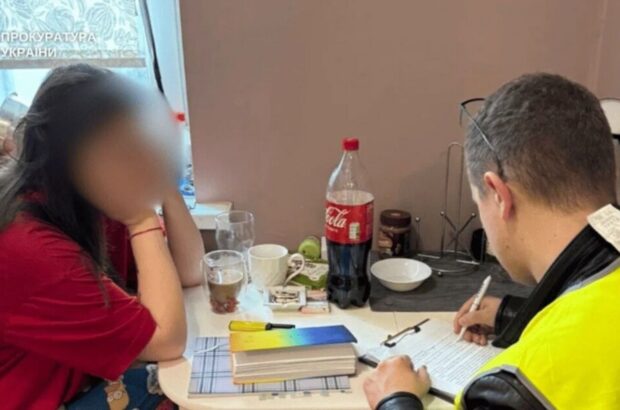 Фейкове ”бронювання” від мобілізації: у Києві викрили шахрайку з обіцянками роботи в ДТЕК та Укрзалізниці