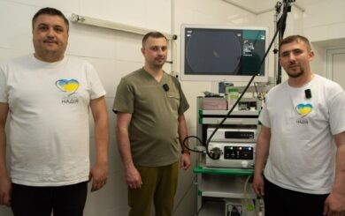 Перший в області штучний інтелект для ендоскопії: Валерій Дубіль і БФ молодіжної ініціативи ”Надія” передали сучасне обладнання на Харківщину