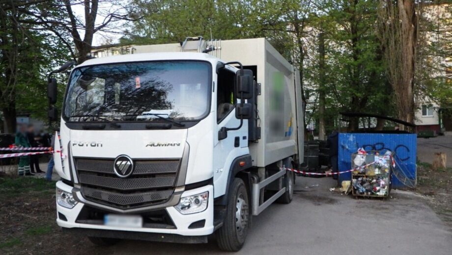 Спресували зі сміттям: комунальника з Житомирщини можуть посадити на 5 років через смерть безхатька