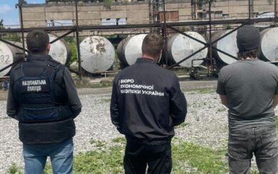 Контрафакт на мільйони: БЕБ припинило роботу нелегального нафтозаводу у промзоні