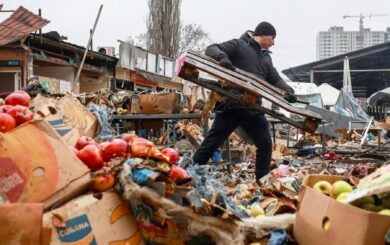 В Киеве могут ввести трудовую повинность: киевлян привлекут к разбору завалов после атак