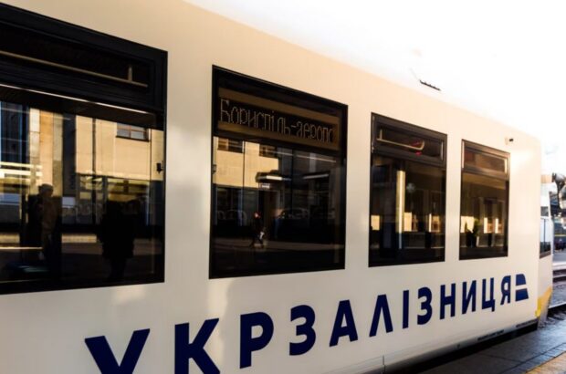 Укрзалізницю атакували хакери: онлайн-продаж квитків досі не працює
