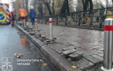Начальника КП будут судить за закупку некачественных антипарковочных столбиков на 1,4 млн грн