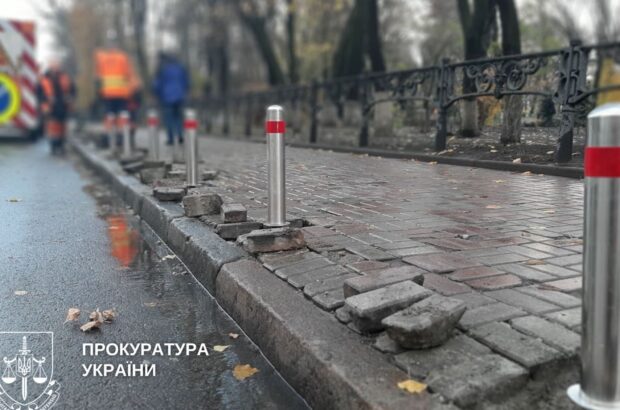 Начальника КП судитимуть за закупівлю неякісних антипаркувальних стовпчиків на 1,4 млн грн