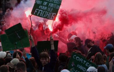 Трощили магазини та кидали каміння у поліцію: у Парижі тривають протести через вибори